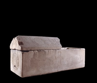 Merovingerkonst: Charentons sarkofag på Cher pryder scener av Daniels martyrskap i lejonhålan. 7:e århundradet. Bourges, Bärmuseet av Merovingian