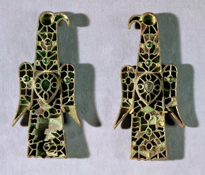 Ett par örnformade broscher (metall och emalj) av Merovingian