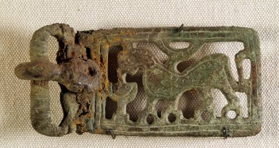 Merovingerkonst: bältesspänne som representerar ett fantastiskt djur. Gallien 600-talet. National Museum of Archaeology of Saint Germain en Laye av Merovingian Merovingian