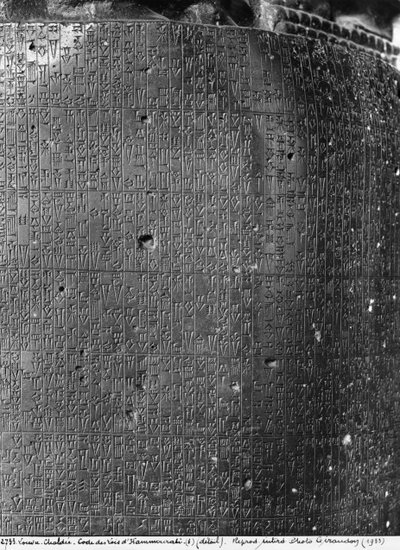 Hammurabibis lagbok, detalj av kolonninskriptionen med en samling exemplariska domar som utfärdades av Hammurabi, kung av Babylon, hittad i Susa, ca 1750 f.Kr. basalt Se även 286949 svartvitt foto av Mesopotamian
