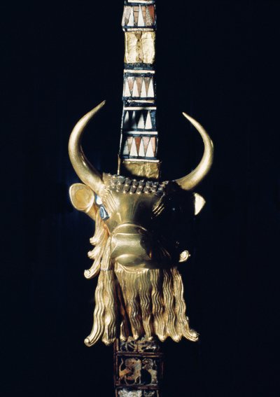 Tjurhuvud, dekor från en harpa, 2800-2300 f.Kr. (förgyllt trä) (se 198659) av Mesopotamian