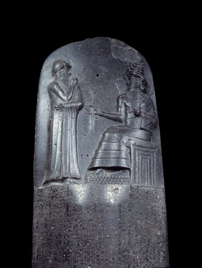 Mesopotamien: stele in diorit av Hammurabis (eller Hammourabis) lagar. Den är täckt med kilskriftsinskriptioner och högst upp står kung Hammurabi inför Mesopotamiens solgud, Shamash, rättvisans gudom. Det är en av de äldsta bitarna o av Mesopotamian