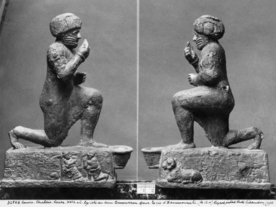Tillbedjaren av Larsa, profilvy, även känd som kung Hammurabi som ber framför ett heligt träd, ca 1750 f.Kr. (brons och guld) (se även 286952) av Mesopotamian