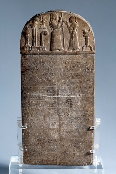 Mesopotamien: kudurru (stele som används som stöd för donationer av land som de kassiter härskarna i Babylon gjort till familjemedlemmar eller höga dignitärer. Inskriptionen är i kilskrift. Texten är en redogörelse för militära och administrativa tjänster) av Mesopotamian Mesopotamian