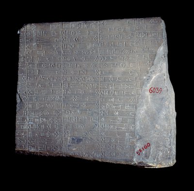 Mesopotamien: kalkstensstele med inskriptioner på akkadiska till minne av det arbete som utförts för att hedra guden Inshushinak. 2100 f.Kr. Paris, Louvren av Mesopotamian Mesopotamian