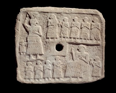 Mesopotamien: lågrelief i kalksten av Ur-Nanshe (Vår nanshe), kung av Lagash. sumeriska perioden. Från Tello Paris, musee du Louvre - Jubileumsrelief för byggandet av en religiös byggnad av Ur-Nanshe, kung av Lagash (Ur-Nanshe) (Our nanshe) från av Mesopotamian Mesopotamian