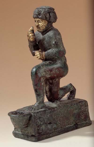 Mesopotamien: Statyett i silver, brons och guld av knästående dyrkare, ex-voto tillägnad guden Amurru för Hammurabis liv. 1800 f.Kr. Från Larsa-sajten. Paris, Louvren av Mesopotamian Mesopotamian