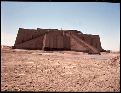 Vy över den rekonstruerade zigguraten, 2050 f.Kr av Mesopotamian Mesopotamian
