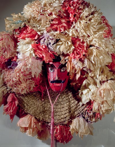 Kostymmask för firandet av den mexikanska årliga festivalen Guelaguetza (trä, flätat halm och papper) av Mexican School