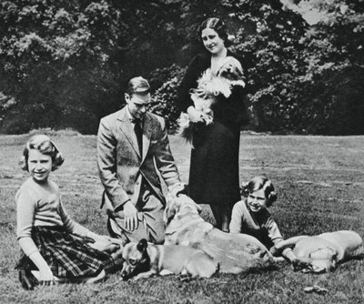 Kungafamiljen som en lycklig grupp hundälskare, 1937. av Michael Chance