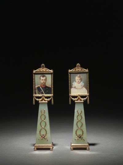 Inramade miniatyrer: Porträtt av tsar Nicholas II och porträtt av storhertiginnan Olga, företaget Peter Carl Fabergé av Michael Evlampievich Perkhin