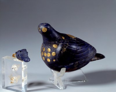 Östlig antikvitet: duva i lapis lazuli (lapis lazuli) och guld. Från Susas hemsida. Medio-elamitperiod (Iran). 1200 f.Kr. Paris, Louvren av Middle Elamite Period