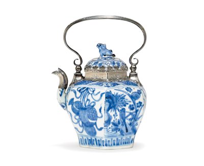 Blå och vit tekanna och lock (keramik och silver) av Ming Dynasty Chinese School