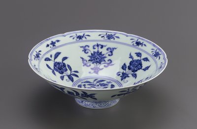 Skål med koniska sidor och folierad kant, Jingdezhen, Jiangxi-provinsen, 1426-35 (porslin med koboltpigment under klar färglös glasyr) av Ming Dynasty Chinese School