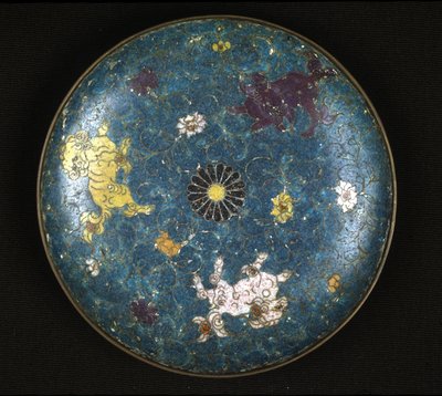 Tallrik i koppar och cloisonnemalj, Mingperiod (1368 - 1644). av Ming Dynasty Chinese School