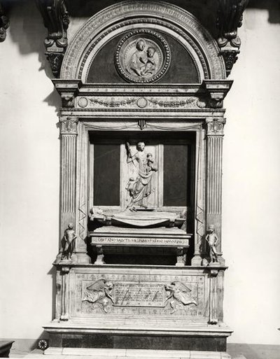 Monument till greve Ugo (d.1001) Markgreve av Toscana (marmor) (s/v foto) av Mino da Fiesole