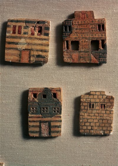 Minoisk konst: små keramiska plattor som representerar minoiska hus. 1700-1600 f.Kr. Heraklion, arkeologiska museet Kreta - minoisk konst: små keramiska plattor som föreställer minoiska hus. 1700-1600 f.Kr. Arkeologiskt museum, Heraklion, Kreta, Grekland av Minoan