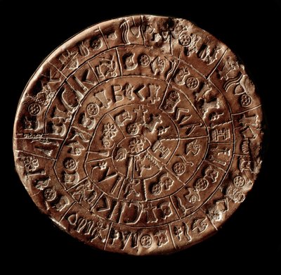 Phaistos skiva (Phaistos Disk, Phaestos Disc) (minoisk konst - 1700 - 1600 f.Kr.) täckt med hieroglyfer. av Minoan