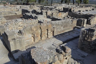 Minoiska arkeologiska platsen Phaistos. North East komplex. Komplex med fyra rum i direkt anslutning till det gamla palatset. Dessa rum användes för att förvara värdefulla rituella kärl. Den berömda "" Phaistos-skivan"" med hieroglyfisk skrift hittades här av Minoan