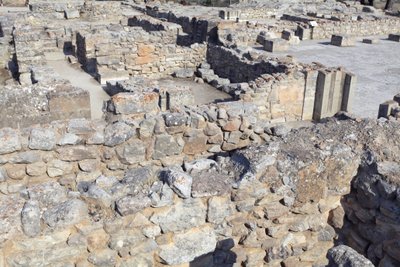 Minoiska arkeologiska platsen Phaistos. North East komplex. Dessa rum användes för att förvara värdefulla rituella kärl. Den berömda "" Phaistos-skivan"" med hieroglyfisk skrift hittades här med andra lertavlor inskrivna i linjärt A. Det finns också Potter av Minoan