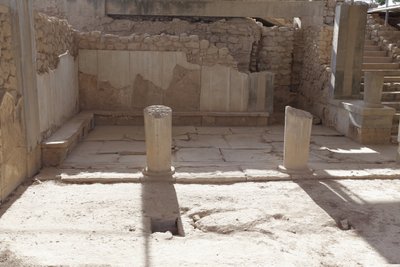 Minoiska arkeologiska platsen Phaistos. Drottningens Megaron (dvs. drottningens lägenheter). Den sydligaste av "" Royal Apartmentsof Phaistos. Golvet var belagt med gipsskivor och röd puts som fyllde mellanrummet. Gips användes också för thr benc av Minoan