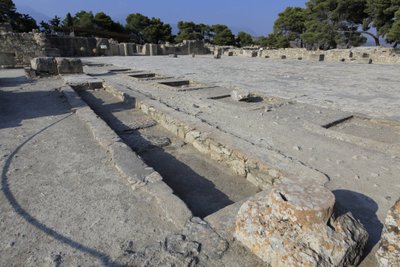 Minoiska arkeologiska platsen Phaistos. Allmän vy av den centrala domstolen från helgedomarna i den västra flygeln. Centraldomstolen är en grundläggande arkitektonisk del av Minoens palats. Det är en kärna runt vilken de olika vingen är satta. Denna centra av Minoan