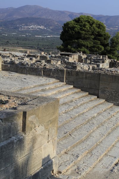 Minoiska arkeologiska platsen Phaistos. Trappa som börjar på den västra gården och leder till The Propylaea, huvudbyggnaden och den mest imponerande ingången till det nya palatset (1700-1450 f.Kr.). Phaistos, Kreta. av Minoan