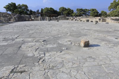 Minoiska arkeologiska platsen Phaistos. Centraldomstolen, en grundläggande arkitektonisk del av Minoens palats. Det är en kärna runt vilken de olika vingen är satta. Denna centrala domstol byggdes under det gamla palatset (1900-1700 f.Kr.). Det användes oc av Minoan
