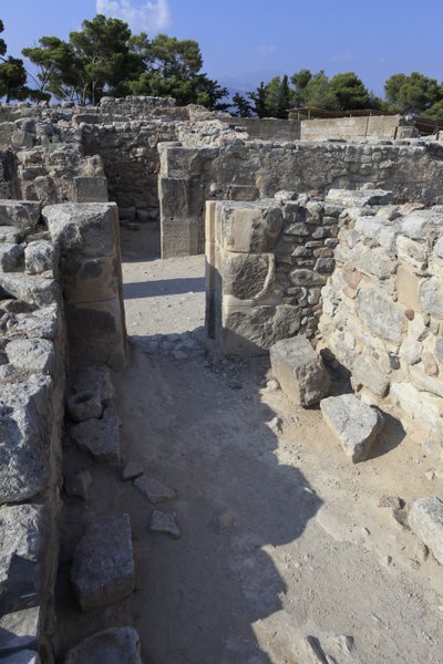 Minoiska arkeologiska platsen Phaistos. Västtidningarna. Stort komplex av palatsförråd. Utsikt över några av de 11 magasinen där palatset förvarades (1900-1700 f.Kr.) Phaistos, Kreta. av Minoan