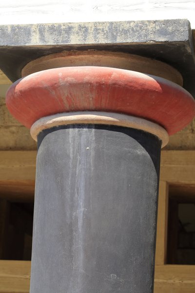 Minoens arkeologiska plats i Knossos. Detalj av en kolumn i Hall av de dubbla axlarna och drottningen megaron av palatset av kungen Minos. Knossos, Kreta. av Minoan