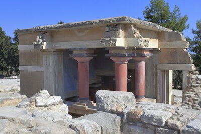 Minoens arkeologiska plats i Knossos. Norra lustra bassänger. Norra ingången till palatset. Enligt A. Evans användes denna byggnad i reningsceremonier och kallades därför denna plats för "" Lustral bassänger"". Knossos, Kreta. av Minoan