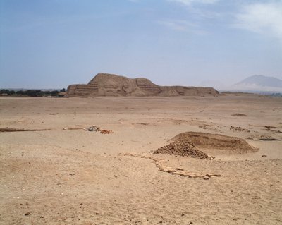 Utsikt över det mochikanska tegeltemplet (1983 - fotografi) av Moche Moche