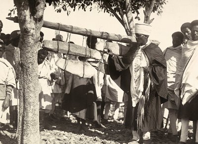 Bygga ett imperium i den fascistiska tidsåldern: Abessiniska klockor, 1936-05-09 (s/v foto) av Modestino Baldinetti