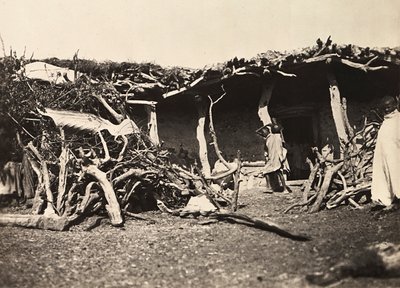 Building an Empire i den fascistiska tidsåldern: Abessinian hut, 1936-05-09 (s/v foto) av Modestino Baldinetti