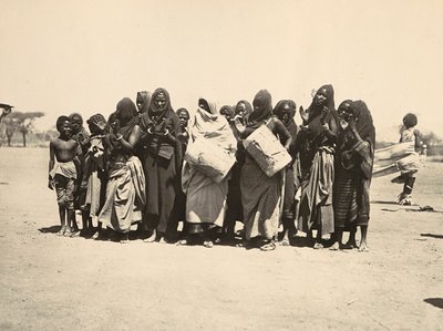 "Building an Empire" i den fascistiska tidsåldern: färgglad grupp muslimska kvinnor, 1936-05-09 (s/v foto) av Modestino Baldinetti