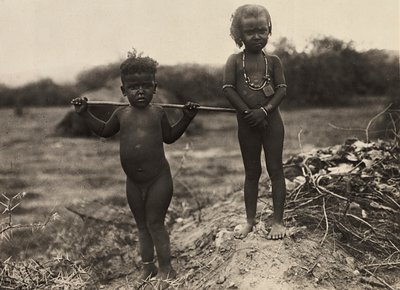 Att bygga ett imperium i den fascistiska tidsåldern: två barn från Habab-stammen, 1936-05-09 (s/v foto) av Modestino Baldinetti