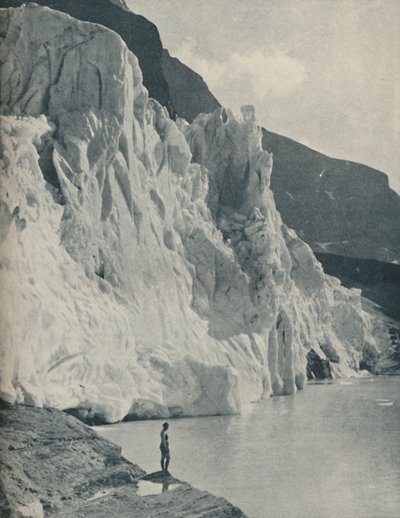 "Tumbling Glacier and Berg Lake on Canadas Loftiest Mountain", c1935 av Mondiale
