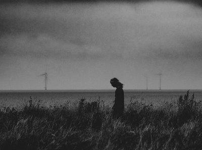 En ensam promenad längs havet av Monika Zemojtel