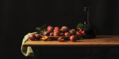 Skörden av mörka plommon av Monique van Velzen
