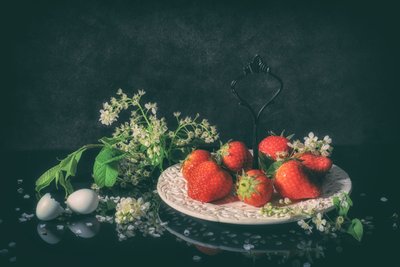 Färska jordgubbar och blommor av Monique van Velzen