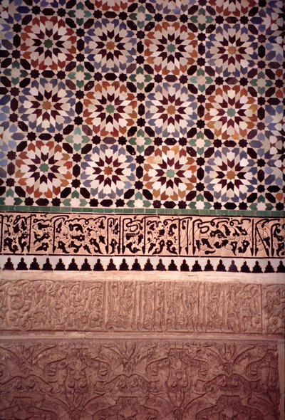 Den nedre väggen på huvudgården, byggd av saaderna 1565 (zellij kakel- och stuckaturarbete) av Moroccan School