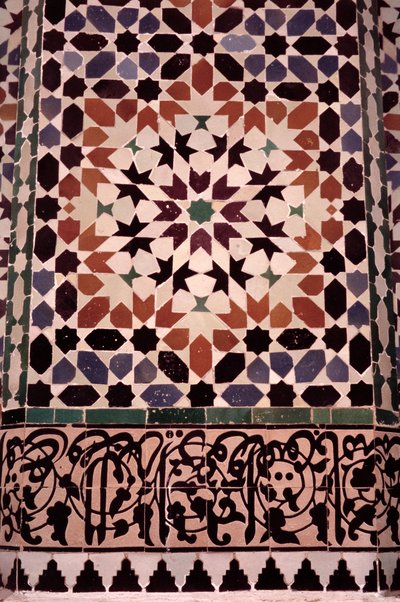 Den nedre väggen på huvudgården, byggd av saadianerna 1565 (zellij kakelarbete) (detalj av 186515) av Moroccan School