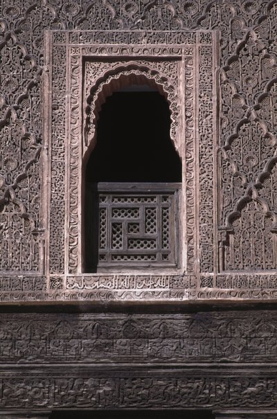 Utsikt över ett fönster på gården till Ali ben Youssef Medersa, byggd av saadianerna 1565 (cederträ och stuckatur) av Moroccan School