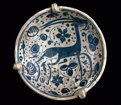 Art mudejar: keramisk kopp azul, dekorerad med en hjort från Paterna, Manises (hispano-morisk stil). Barcelona från 1300- eller 1400-talet. Barcelona Keramikmuseum, Spanien av Mudejar School