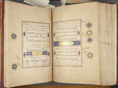 Fol 311 verso 312 recto, Timurid Quran, 1441 (bläck & guld på papper) av Muhammad Mumin Abdallah Al Murwand