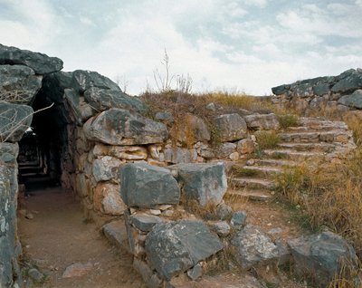 Mykensk konst: täckt passage av det mykenska citadellet, Tiryns Staden, omkring 1200 f.Kr. Grekland av Mycenaean