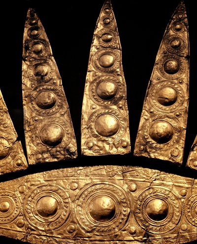 Mykensk konst: detalj av en gravdiadem av guld från grav III, Mykene. 1500-talet f.Kr. Dämpa. 14 cm Aten, Arkeologiska museet av Mycenaean