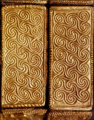 Mykensk konst: detalj av en träkassett täckt med bladguld dekorerad av spiraler från grav V, Mykenes. 1500-talet f.Kr. Aten, Arkeologiska museet av Mycenaean