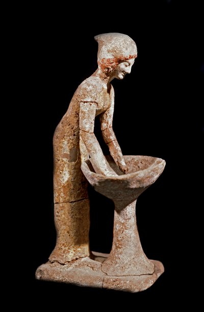 Mykensk konst: statyett av kvinna som kikar på mjöl. 1500-talet f.Kr. Strasbourg, arkeologiskt museum av Mycenaean