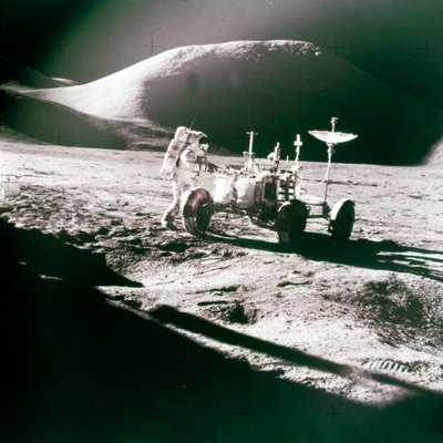 Astronaut med Lunar Roving Vehicle on the Moon, 1970-talet. av NASA Images